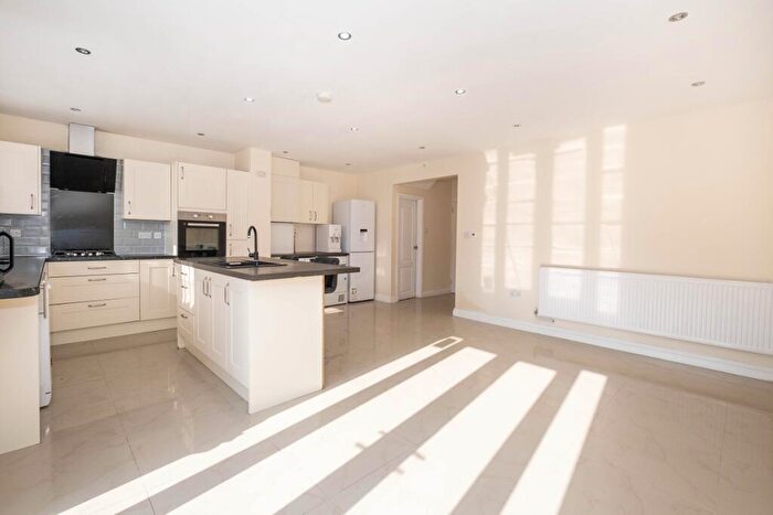 3 Bedroom Terraced House To Rent In Gainsborough Road New Malden, KT3