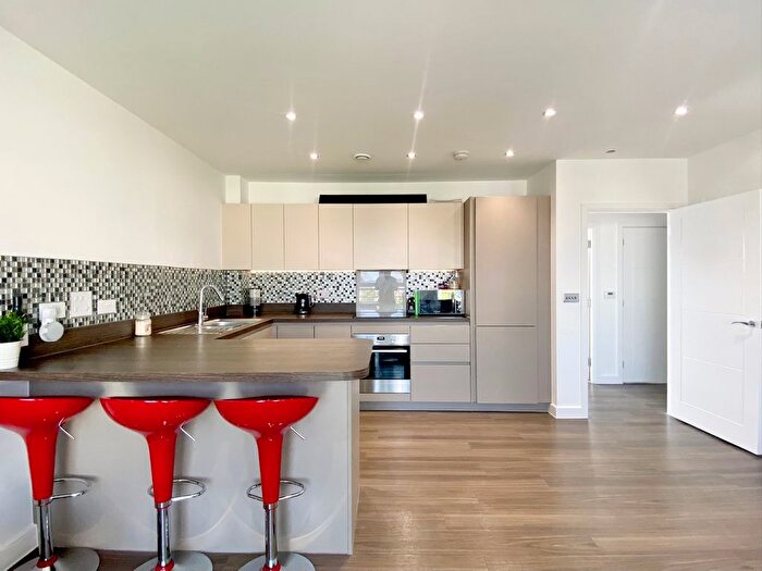 2 Bedroom Flat For Sale In Springhead Parkway, Northfleet, Gravesend, DA11