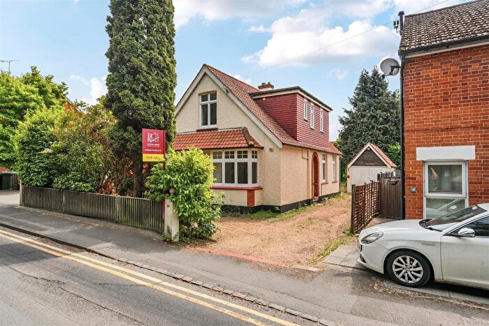 4 Bedroom Chalet For Sale In Dukes Ride, Crowthorne, Berkshire, RG45