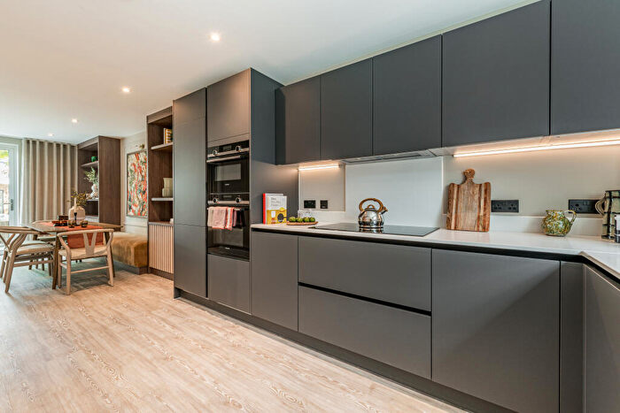 3 Bedroom Town House For Sale In North Gate Park, London, N15