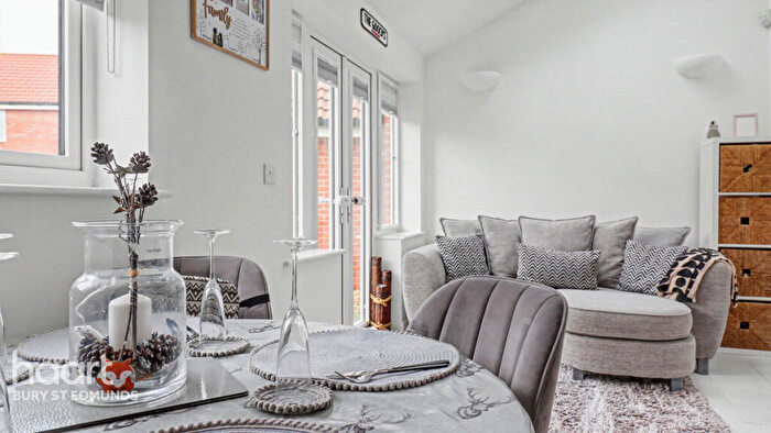 4 Bedroom Detached House For Sale In Chamomile Close, Stowmarket, IP14