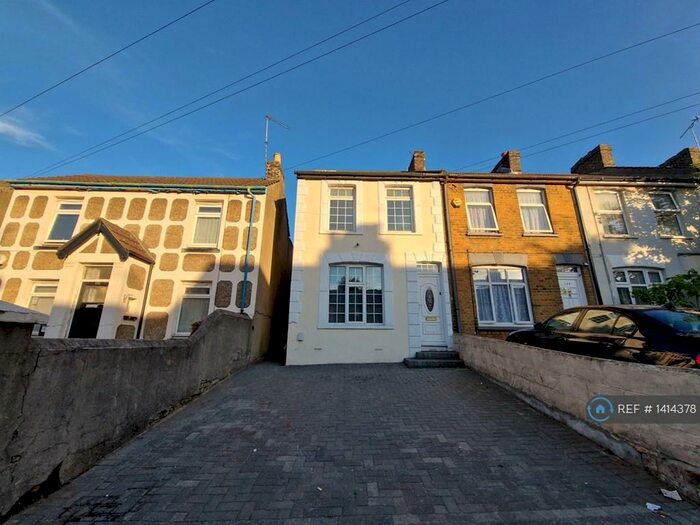 3 Bedroom End Of Terrace House To Rent In Gillingham Road, Gillingham, ME7
