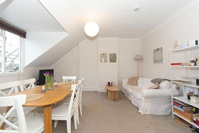 1 Bedroom Flat To Rent In St James Terrace, Boundaries Road, SW12