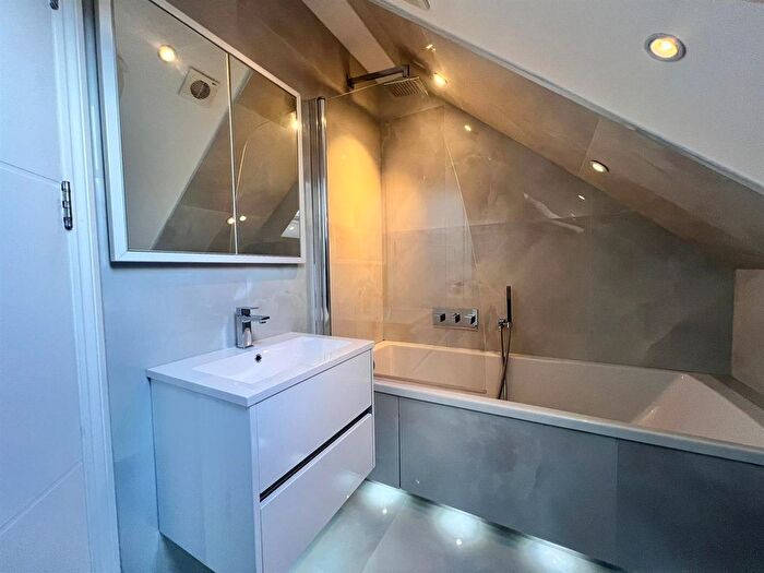 2 Bedroom Detached House To Rent In Edeleny Close, London, N2