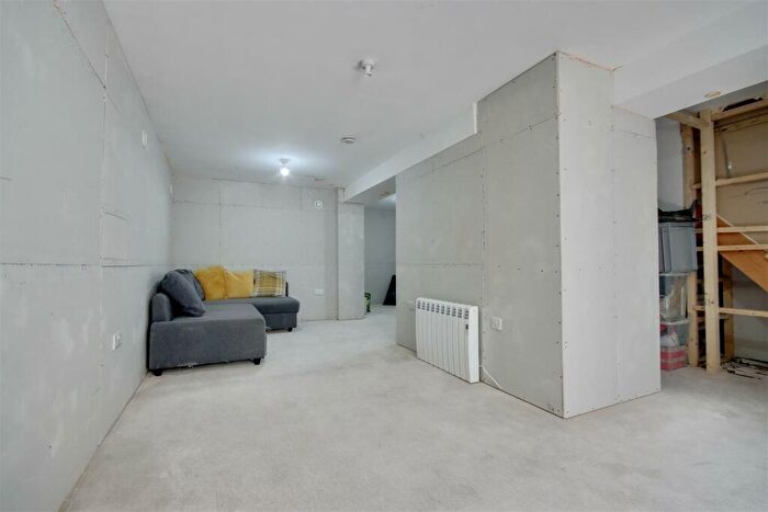 2 Bedroom Flat For Sale In Francis Avenue, Southsea, PO4