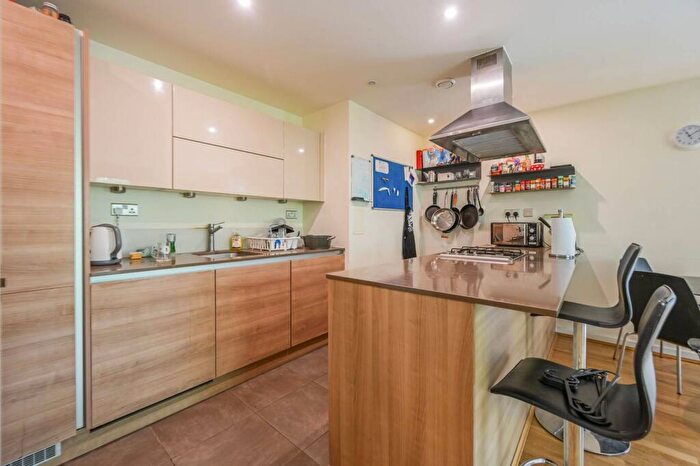 3 Bedroom Flat To Rent In Crowder Street, Tower Hamlets, London, E1