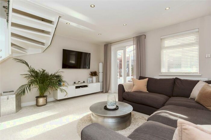 3 Bedroom Semi-Detached House To Rent In Bickford Close, Barrs Court, Bristol, BS30