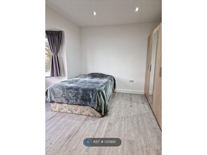 1 Bedroom Flat To Rent In Vivian Mansions, London, NW4