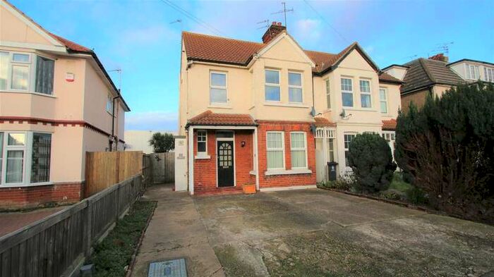 2 Bedroom Flat To Rent In West Avenue, Clacton-on-sea, CO15