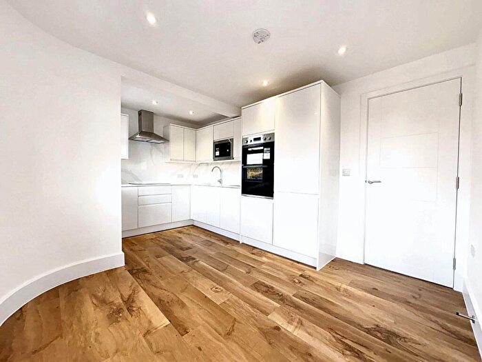 4 Bedroom Flat To Rent In Edgwarebury Lane, Edgware, HA8