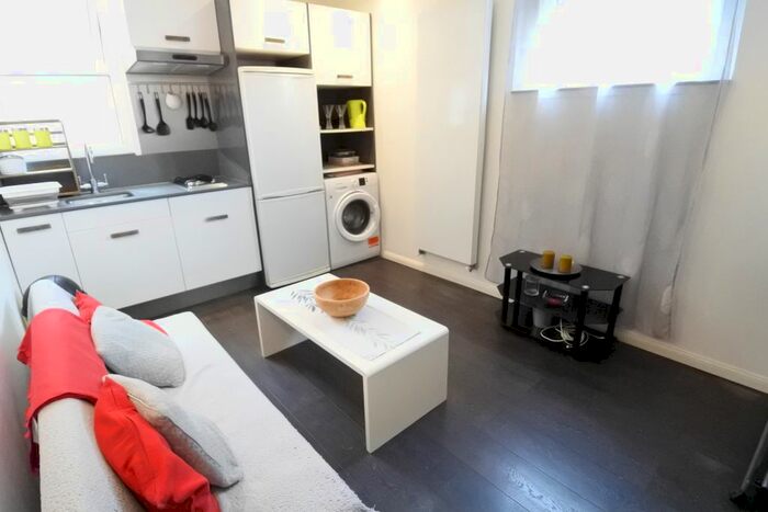 1 Bedroom Flat To Rent In Deacon Road, Willesden, NW2