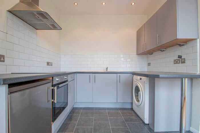 2 Bedroom Flat To Rent In Bellegrove Road, Welling, Kent, DA16