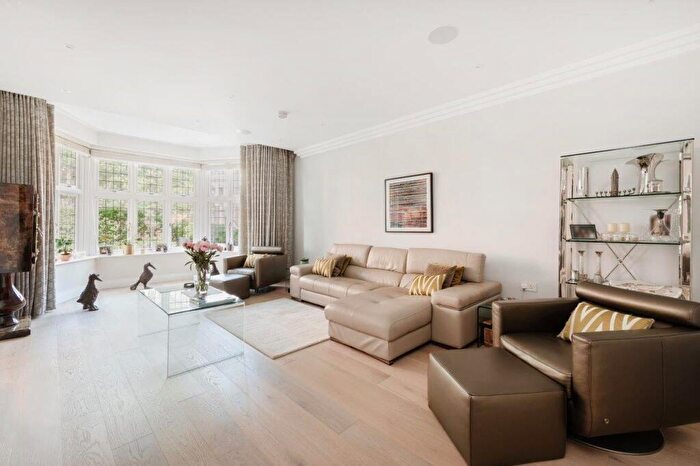 3 Bedroom Apartment To Rent In Kidderpore Avenue, Hampstead, London, NW3