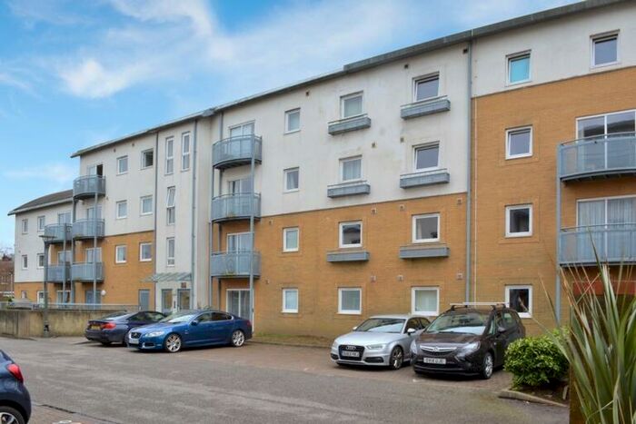 2 Bedroom Apartment For Sale In Trafalgar Gardens, Three Bridges, RH10