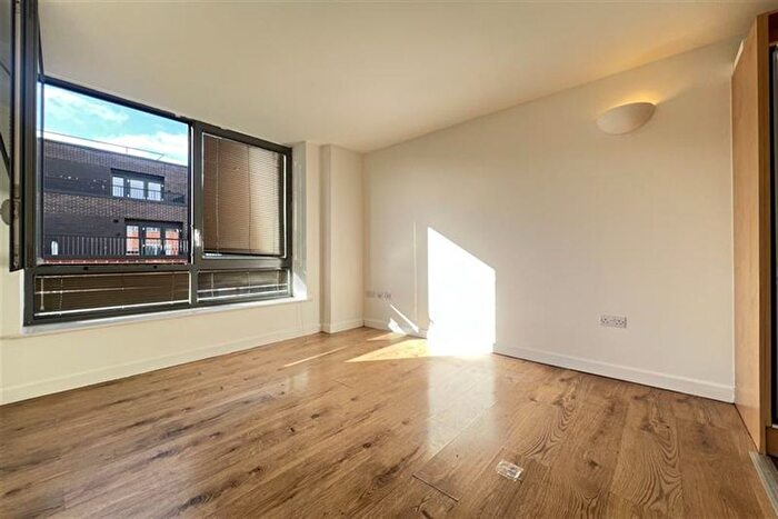 1 Bedroom Flat To Rent In The Hicking Building, Queens Road, NG2