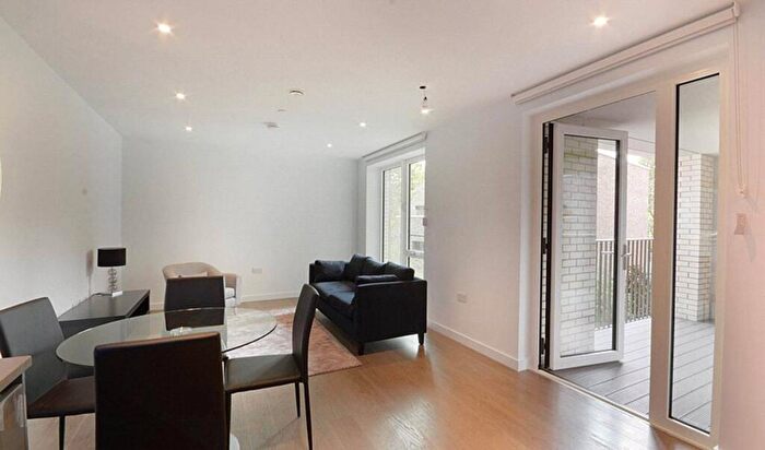 1 Bedroom Flat To Rent In Sayer Street, Elephant And Castle, London, SE17