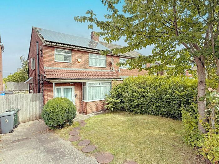 3 Bedroom Semi-Detached House For Sale In Ferndown Green, Little Horton, Bradford, BD5
