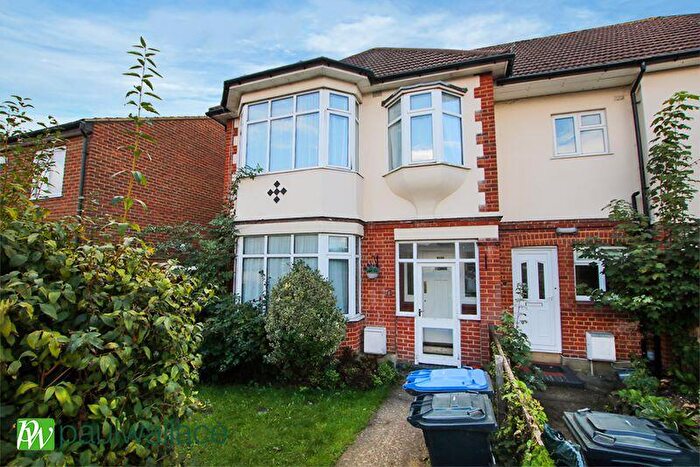 3 Bedroom Semi-Detached House For Sale In Rosemary Avenue, Enfield, EN2