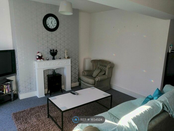 3 Bedroom Flat To Rent In Regent Court, Hinckley, LE10