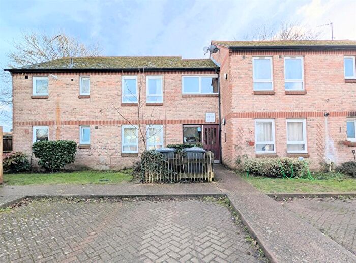2 Bedroom Flat For Sale In Station Road, Burnham, SL1