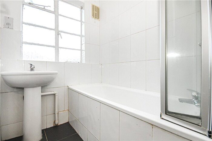 3 Bedroom Flat To Rent In Streatham High Road, London, SW16
