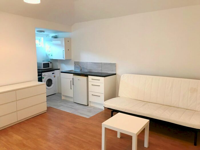 Studio To Rent In Oatlands Drive, Weybridge, KT13