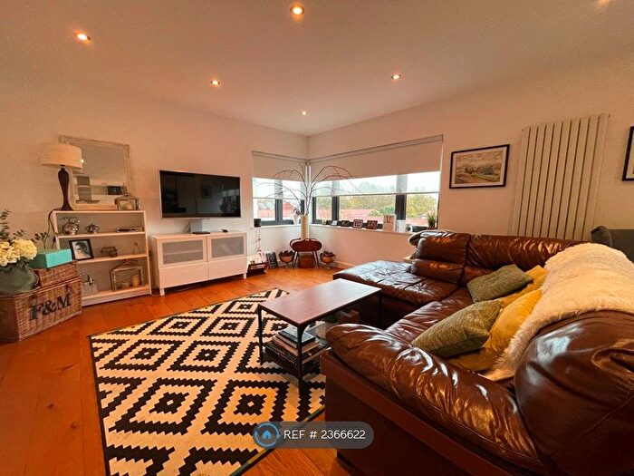 3 Bedroom Flat To Rent In Damien Court, London, E1