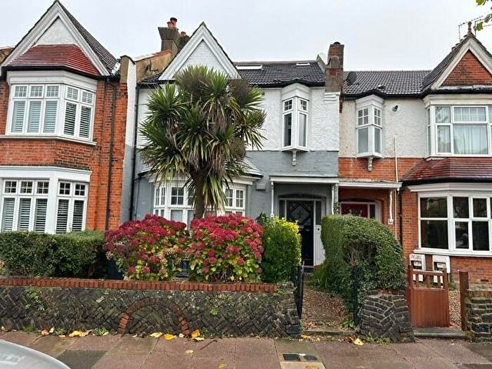 3 Bedroom Flat To Rent In New River Crescent, Palmers Green, N13