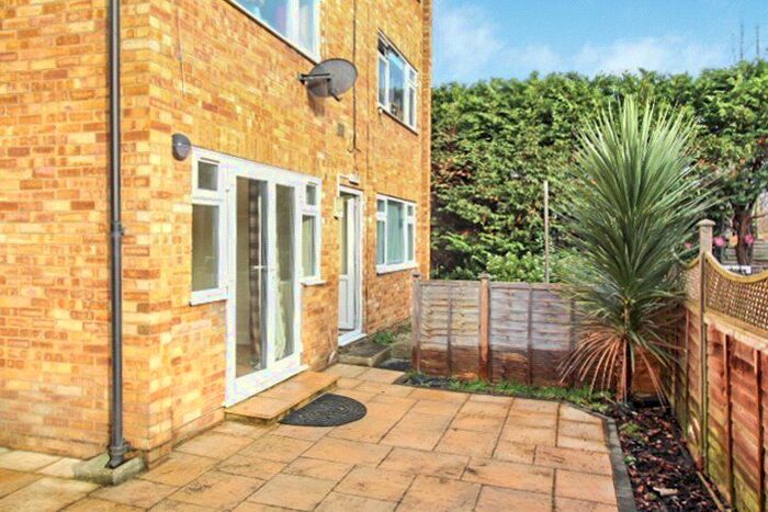 2 Bedroom Flat To Rent In Whitton Dene, Whitton TW3