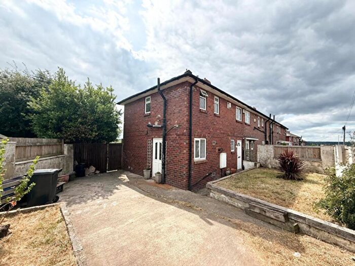 3 Bedroom End Of Terrace House To Rent In Fairfield Hill, Leeds, West Yorkshire, LS13