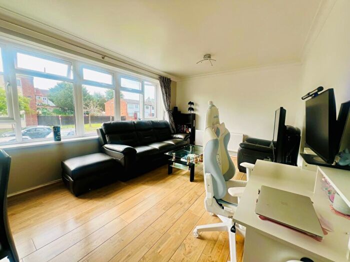 2 Bedroom Flat To Rent In Hornbeam Road, Buckhurst Hill, IG9