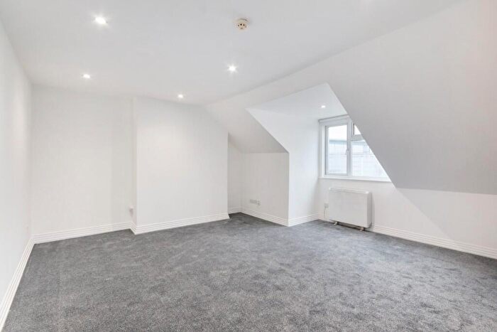 2 Bedroom Apartment To Rent In Cricklewood Lane, NW2