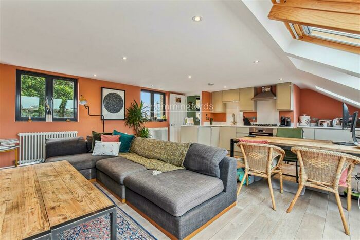 3 Bedroom Maisonette To Rent In Albion Road, Stoke Newington, N16