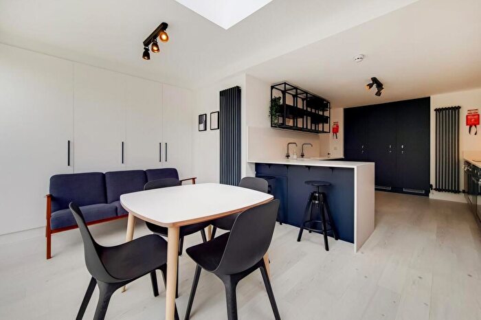 6 Bedroom House Of Multiple Occupation To Rent In Hospital Way, Hither Green, SE13