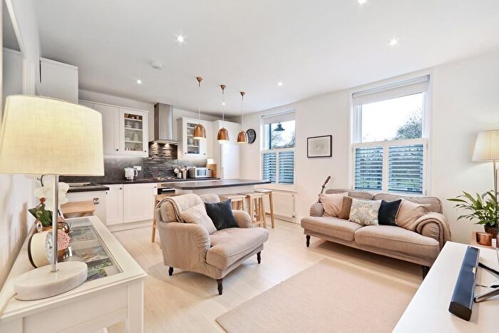 2 Bedroom Flat To Rent In Clapham Common South Side, London, SW4