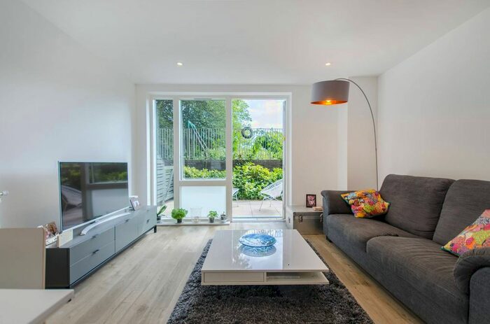 2 Bedroom Flat To Rent In Woods Road, Peckham, London, SE15