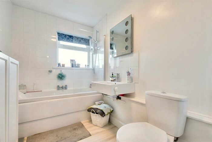 1 Bedroom Flat For Sale In Greystone Avenue, Worthing, BN13