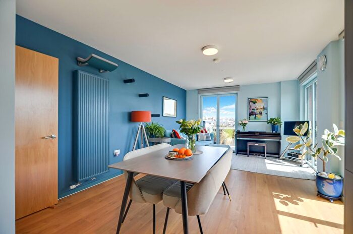 2 Bedroom Flat For Sale In Eckstein Road, London, SW11