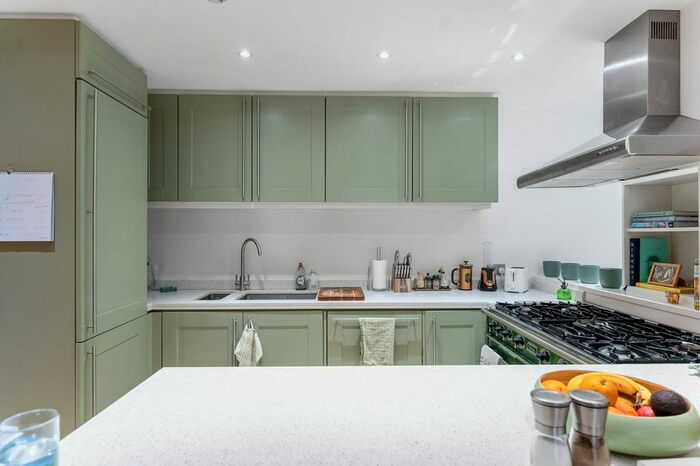 2 Bedroom Flat To Rent In Palace Court, Notting Hill Gate, London, W2