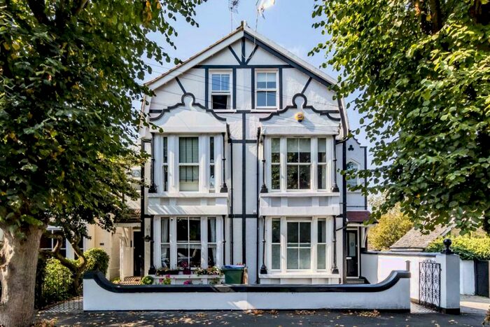 1 Bedroom Flat To Rent In Feltham Avenue, East Molesey, KT8