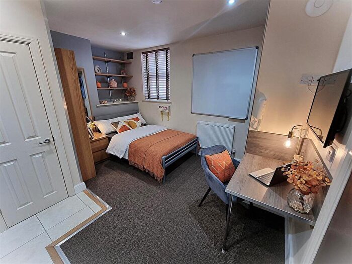 Studio To Rent In West Parade - Studio For /, LN1