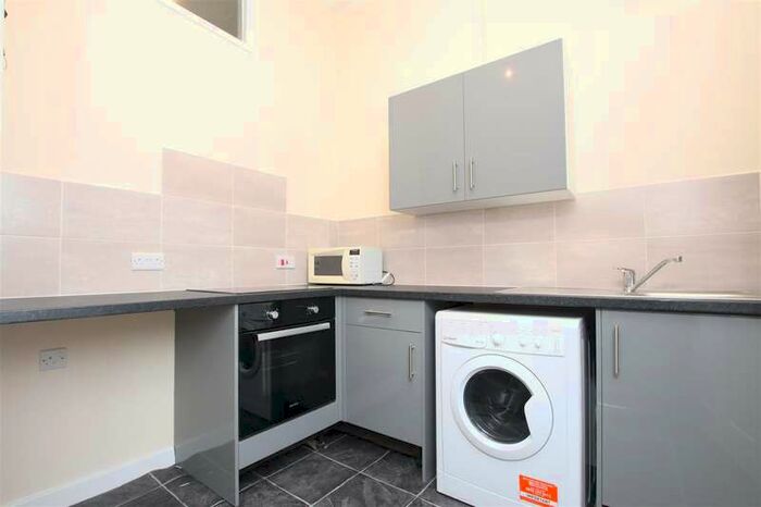 Flat To Rent In Newbridge Road, Bath, BA1