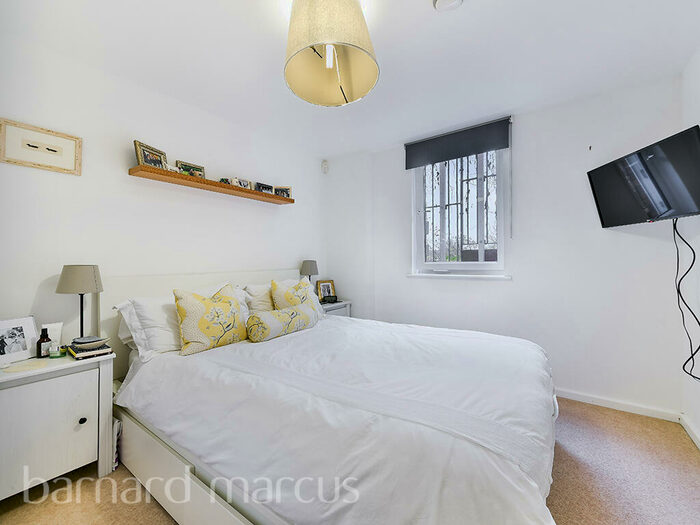 2 Bedroom Apartment To Rent In Lankaster Gardens, London, N2