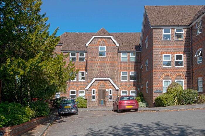 3 Bedroom Flat For Sale In Malmers Well Road, High Wycombe, HP13