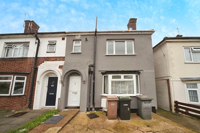 3 Bedroom Semi-Detached House For Sale In Harefield Road, Luton, LU1
