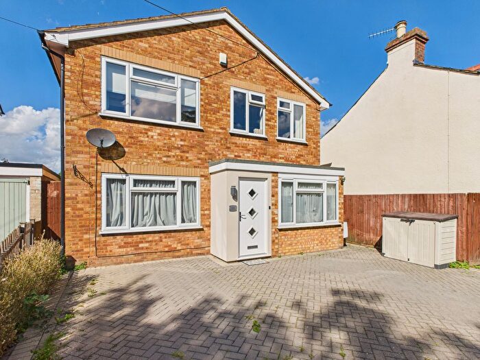 3 Bedroom Detached House For Sale In Lower Icknield Way, Chinnor, Oxfordshire, OX39