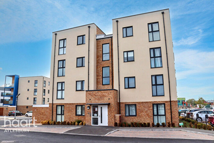 2 Bedroom Apartment For Sale In Farmingdale Close, Aylesbury, HP18