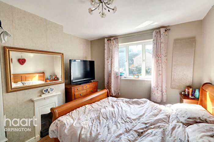 3 Bedroom Semi-Detached House For Sale In Saxville Road, Orpington, BR5
