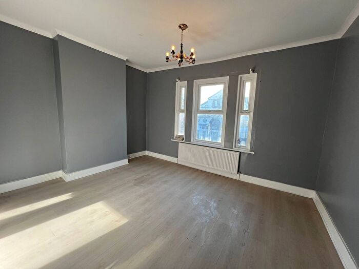 3 Bedroom Flat To Rent In High Road, Ilford, IG1