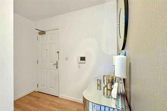 2 Bedroom Flat For Sale In Discovery Drive, Swanley, Kent, BR8